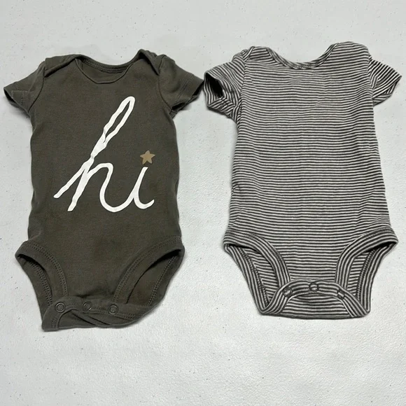 😍 3 for $15 😍 2x Boys Carter’s Short-Sleeve Onesies sz NB - Gray & White - Picture 1 of 5